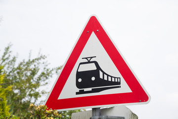 Schild an Bahn&uuml;bergang