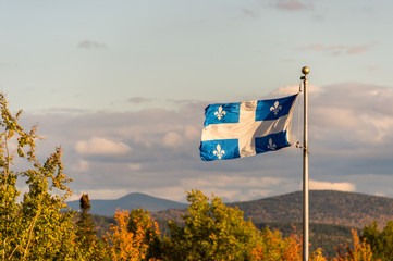 Naklejka premium Flaga Quebecu i kolory jesieni jesienią