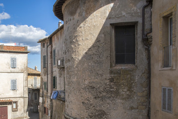Fototapeta na wymiar Dettaglio di una finestra di un torrione di un vecchio palazzo medievale a Viterbo, in Italia. L' abitazione è costruito all' interno di un antico castello.
