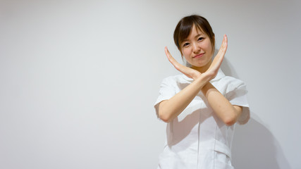 大きくバッテンをする看護師