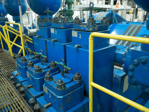 Triplex mud pumps for oil drilling rig in the pump room