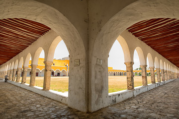 Fototapeta na wymiar The convent of Izamal has the second largest atrium of the world, only surpassed by the one in St. Peter’s Square in the Vatican