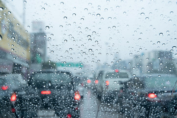Traffic in the rainy season, traffic congestion.