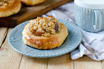 Open buns with cottage cheese (vatrushka) and shtreyzelem