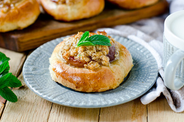 Open buns with cottage cheese (vatrushka) and shtreyzelem