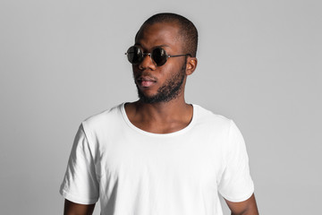 Fashion young african man wearing a sunglasses