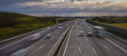 Obraz premium busy evening traffic on the highway 