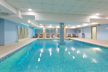 Obraz na płótnie Canvas Indoor swimming pool in hotel spa center