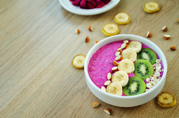 Pitaya banana smoothie bowl