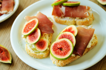Figs goat cheese prosciutto crostini
