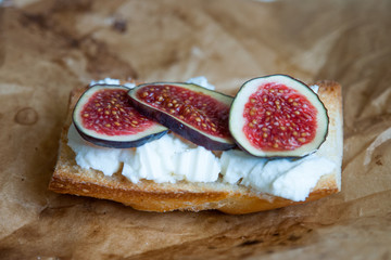  Bruschetta with goat cheese and figs