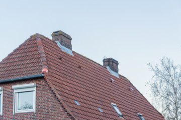 Schornstein auf einem Dach eines Hauses