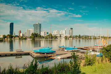 Naklejka premium Erholungsgebiet Alte Donau im Sommer in Wien