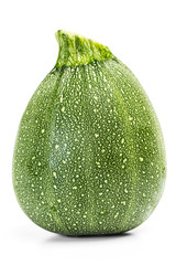 Calabacín  sobre fondo blanco aislado. Vista de frente y de cerca