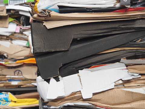 Recycling: Alte Verpackungen und Kartons gestapelt und gepresst fertig zur Abholung