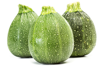 Calabacines enteros sobre fondo blanco aislado. Vista de frente
