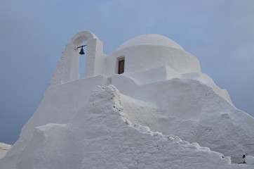 Eglise blanche sur l'île de Mykonos, dans les Cyclades nord, en mer Egée