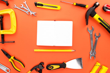 Naklejka premium open notebook and reparement tools