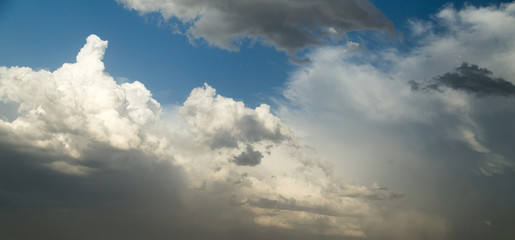 Obraz premium rain clouds on a blue sky as a background