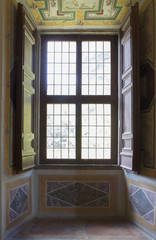 Vista frontale di una delle finestre dell' antico palazzo Farnese a Caprarola, vicino Roma, in Italia. Gli infissi sono in legno.