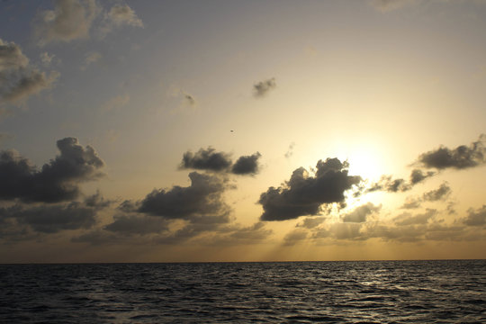 Tramonto sull'oceano con nuvole scure in Belize