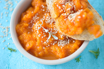 Brot mit Karotten- Aufstrich