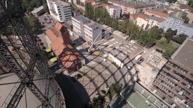 Gasometer in Berlin 
Totale vom Euref Campus mit Panorama Berlin
Kamera R&uuml;ckflug mit Copter
