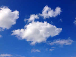 Weisse Wolken am blauen Sommerhimmel