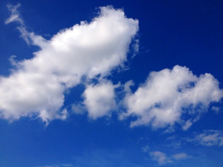 Weisse Wolken vor blauem Himmel