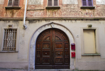 Fototapeta na wymiar antico portone e facciata con decorazioni
