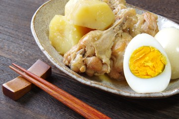 鶏手羽肉とジャガイモの煮込み　家庭料理