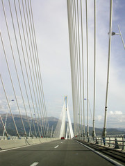 Obraz premium Le pont à haubans Rion-Antirion qui relie le Péloponnèse à la Grèce continentale