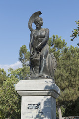Obraz premium Theseus-Statue am Fuss der Akropolis in der Plaka, Athen, Griechenland