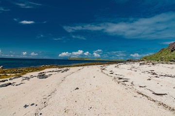 Fototapeta premium lands between sea and sky with green meadows of Scotland in England
