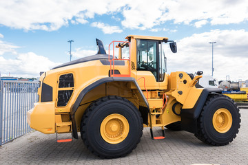 Verladung neuer Bagger