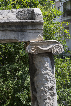 Ionisches Kapitell mit Architrav, in der Plaka bei der Akropolis, Athen, Griechenland
