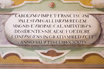 Scritta in latino in un affresco su un muro di antico palazzo reale. 