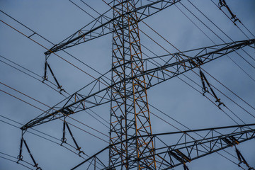 Strommast mit Abendsonne 