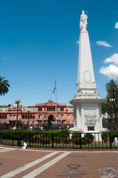 Statue at the Plaza de Mayo