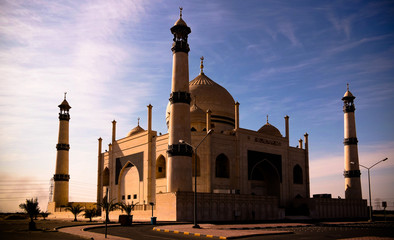 Fototapeta na wymiar Exterior view to Friendly Fatima Zahra mosque aka copy of Taj Mahal in Kuwait