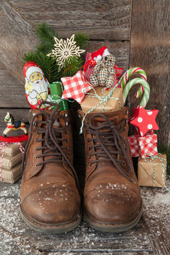Stiefel mit Geschenken und Suessigkeiten