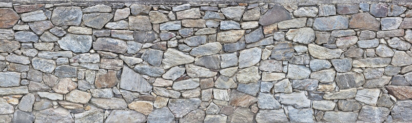 grobe Natursteinmauer