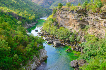 Belle vue sur le canyon de la rivière Moraca, Monténégro