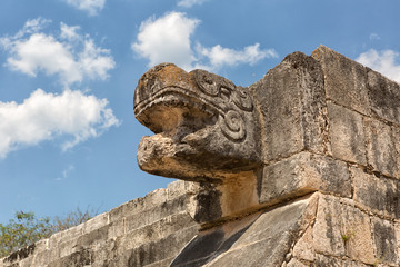 Fototapeta premium sculpted snake head closeup at the Chicen Itza mayan archaeological site in Mexico