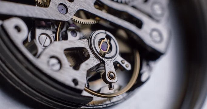 Watch tourbillon rotating macro slowmotion &sbquo;&Auml;&igrave; orginal file&not;&dagger;: 4K DCI, PRO RES 444, 12 bits