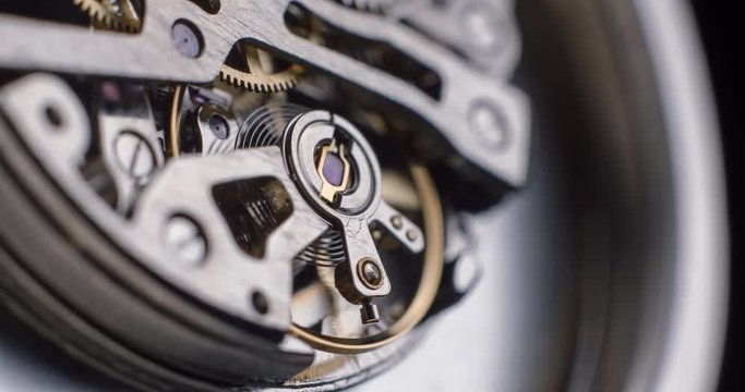 Watch tourbillon rotating macro slowmotion &sbquo;&Auml;&igrave; orginal file&not;&dagger;: 4K DCI, PRO RES 444, 12 bits