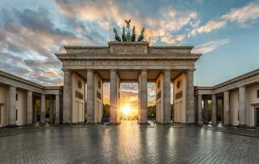 Foto op Canvas Zonsondergang achter de Brandenburger Tor in Berlijn, Duitsland © moofushi
