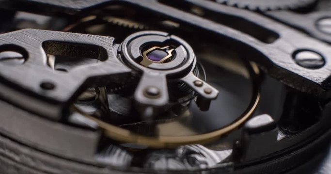 Watch tourbillon rotating macro slowmotion &sbquo;&Auml;&igrave; orginal file&not;&dagger;: 4K DCI, PRO RES 444, 12 bits