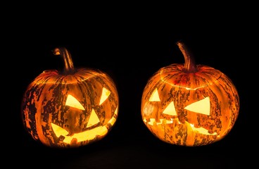 Beleuchtete Halloween Kürbisse vor schwarzem Hintergrund
