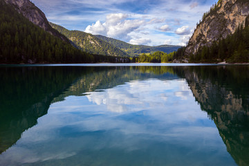 Fototapeta na wymiar lago di Braies